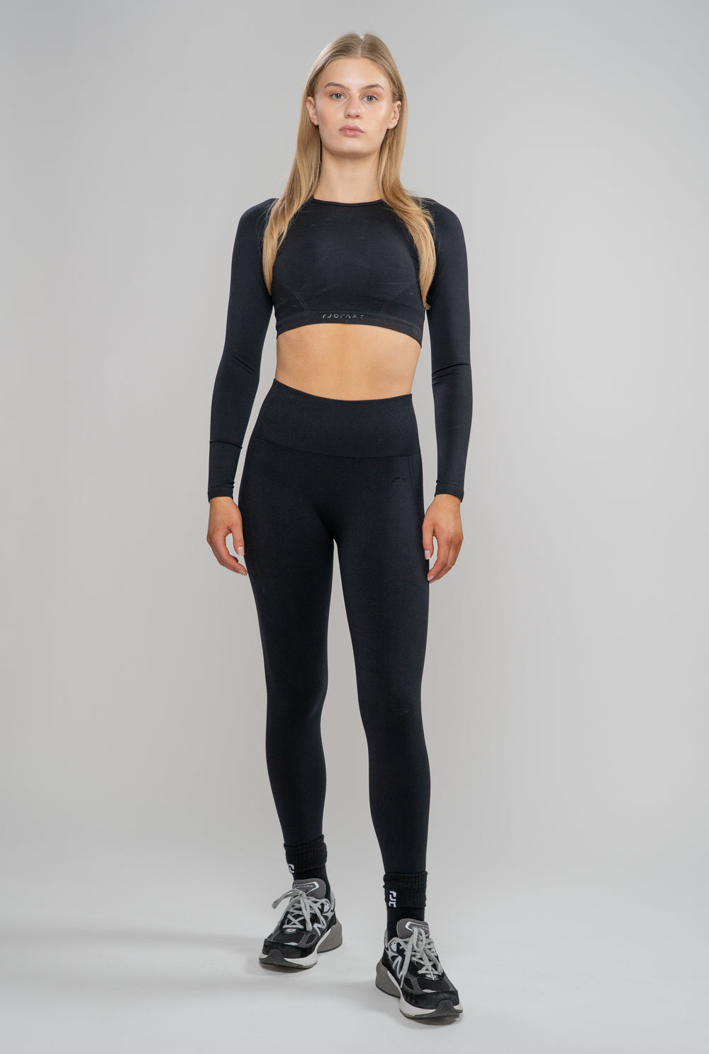 CORE LEGGING IN CARBON - feature image